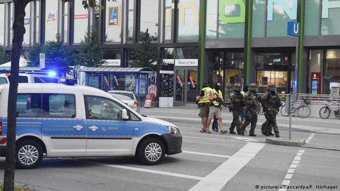 Deutschland Polizisten in Spezialausrüstung am Olympia-Einkaufszentrum in München