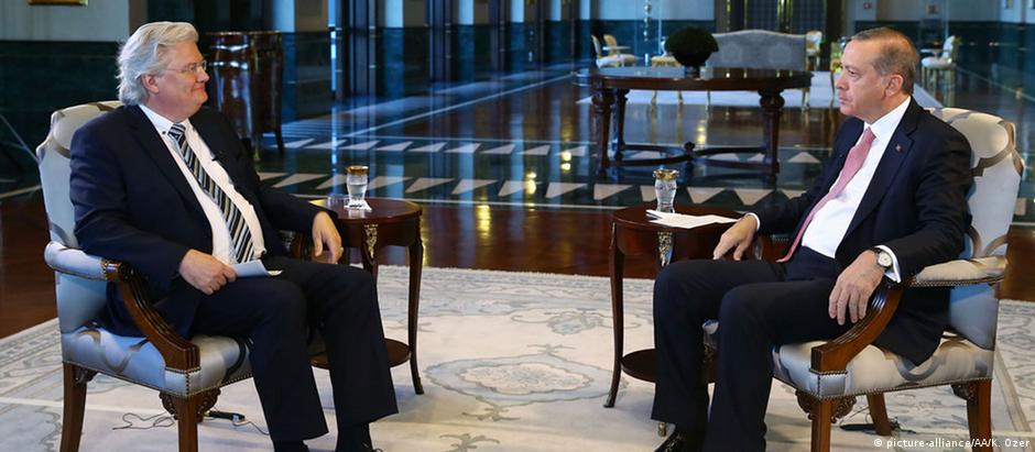 Presidente Erdogan (dir.) fala a entrevistador da ARD em Ancara