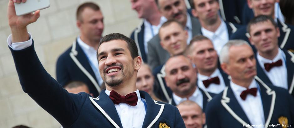 Atletas russos na apresentação do uniforme: muitos encararam com humor semelhança das roupas americanas