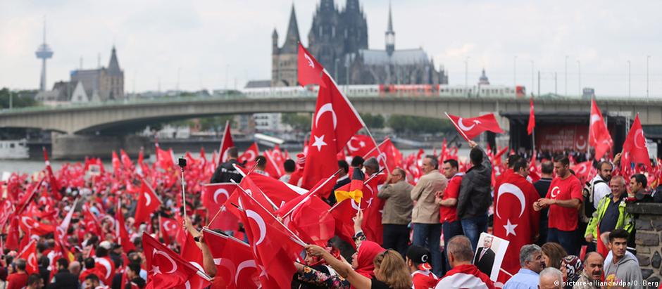 Protesto pró-Erdogan reuniu entre 30 mil e 40 mil pessoas em Colônia