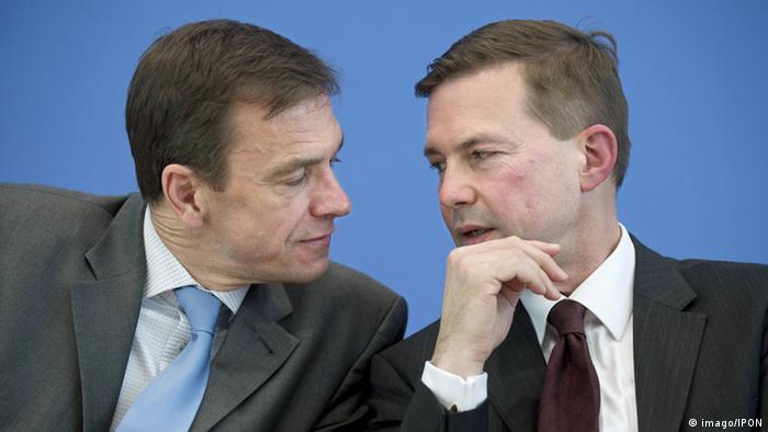 Almanya Dışişleri Bakanlığı sözcüsü Martin Schäfer ve hükümet sözcüsü Steffen Seibert 