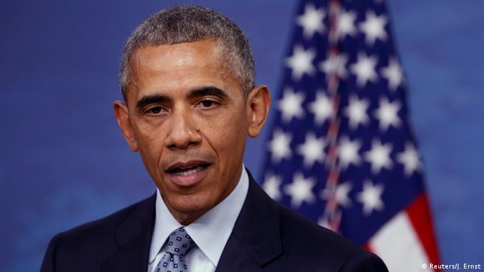 Президент США Барак Обама на фоне американского флага во время пресс-конференции в Белом доме