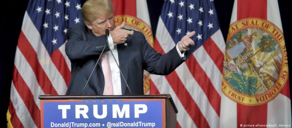 Trump durante evento de campanha em hotel na Flórida: o conteúdo das suas mensagens tem irritado republicanos