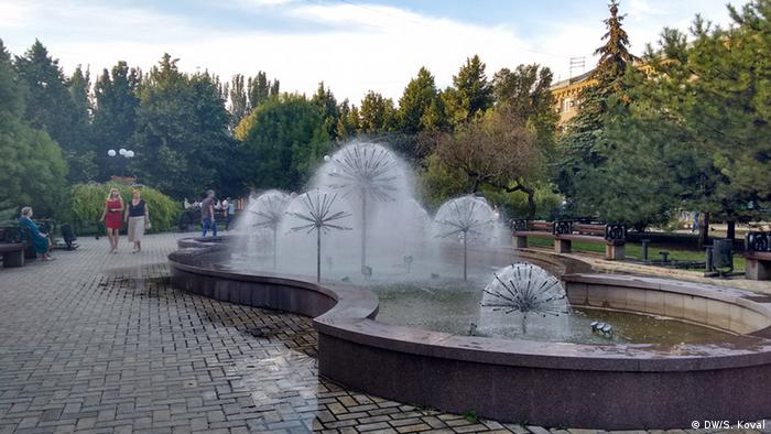 Донецк шокирует контрастами: фонтан в центре города
