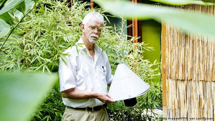 No. No es una lámpara. Lo que el científico Willem Takken tiene en sus manos es la campana de olor humano que atrae a los mosquitos transmisores de la malaria. 