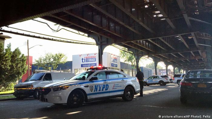 New York City police secure the scene where two men were shot picture-alliance/AP Photo/J. Peltz