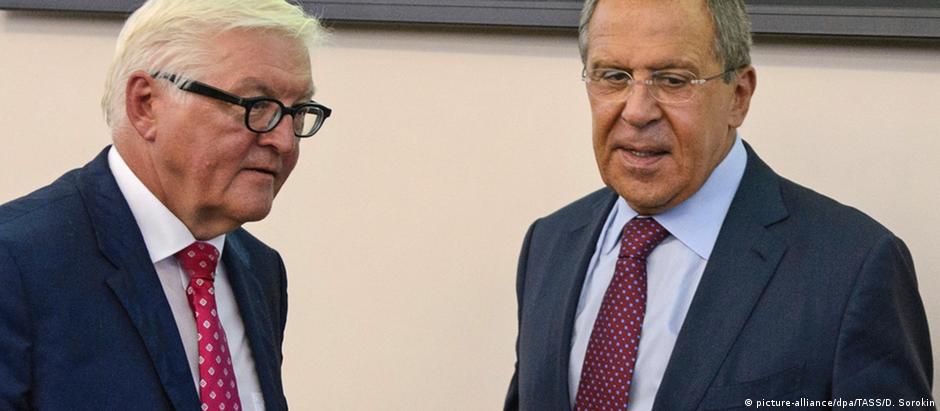 Ministro Frank-Walter Steinmeier (esq.) se reúne com colega de pasta Sergei Lavrov em Ecaterimburgo