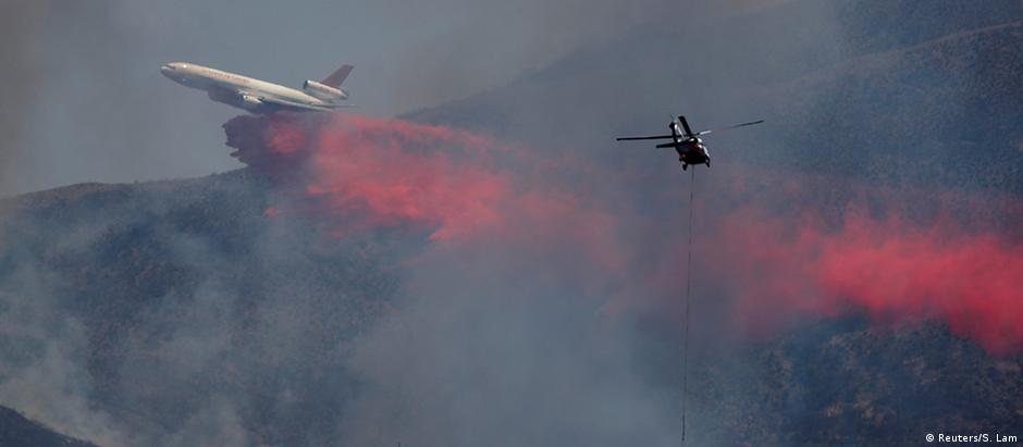 Helicóptero tenta apagar fogo na região do Lower Lake