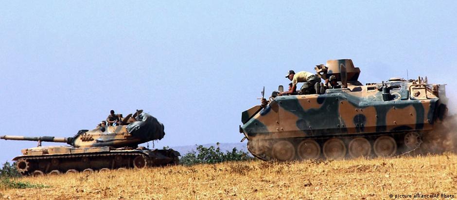 Tanques turcos na fronteira com a Síria: a Turquia está atenta aos ganhos territoriais dos curdos