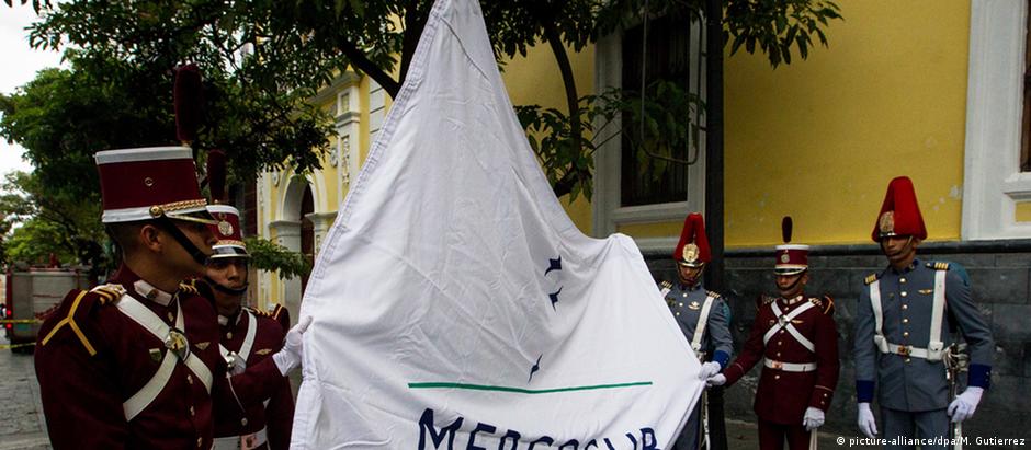 Militares venezuelanos hasteiam bandeira do Mercosul em frente à sede do Ministério das Relações Exteriores