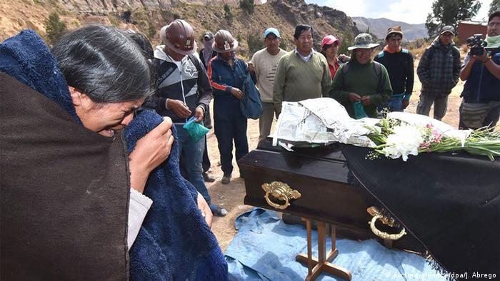 Familiares y amigos lamentan la muerte de Fermín Mamami, uno de los tres mineros muertos tras enfrentamientos con la Policía en la carretera entre la Paz y Cochabamba 