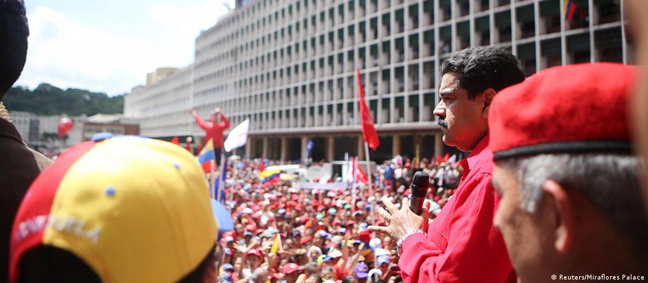 Maduro (dir.) alertou sobre tentativa de golpe