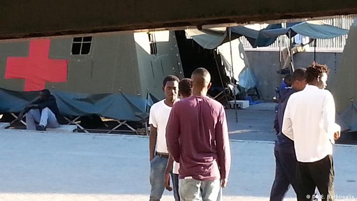 Sudanesische Flüchtlinge in Italien Rotes Kreuz Camp
