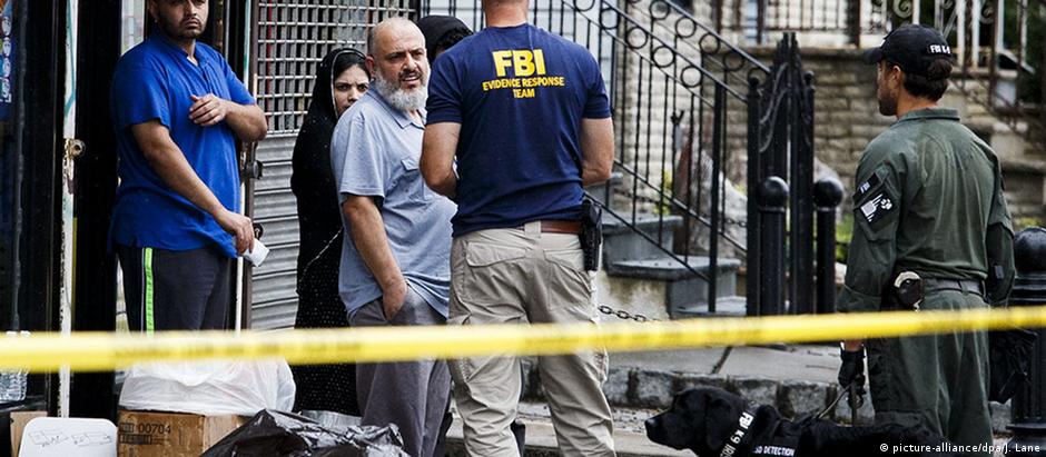 Mohammed Rahami com agentes do FBI