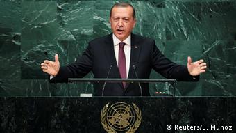 To ζήτημα της έκδοσης στην Τουρκία των 8 Τούρκων στρατιωτικών που είχαν ζητήσει άσυλο στην Ελλάδα επανέφερε ο Ταγίπ Ερντογάν