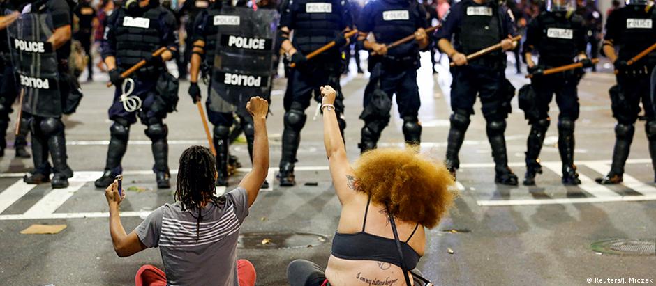 Protesto em Charlotte após morte de homem negro por policial