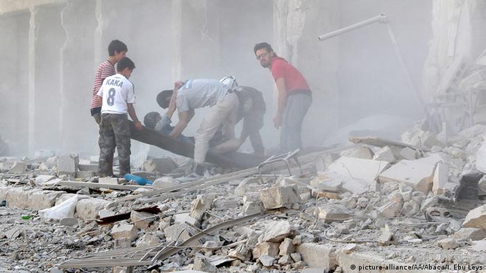 Morador é resgatado em meio a escombros em Aleppo