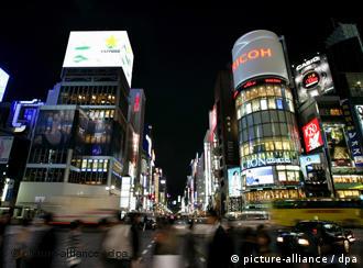 Die Hauptgeschäftsstraße Ginza in der japanischen Hauptstadt Tokio bei Nacht am 16.11.2007. Foto: Matthias Schrader +++(c) dpa - Report+++