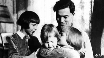 Claus Graf Schenk von Stauffenberg mit seinen Kindern