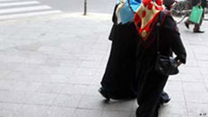 Türkinnen mit Kopftuch in Berlin Straße (AP)
