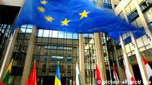 EU-Fahne vor dem Ratsgebäude in Brüssel