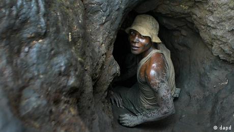 Un hombre se para en el estrecho túnel de una mina de cobalto artesanal en la República Democrática del Congo.