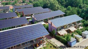 Una urbanización en Friburgo con tejados cubiertos con paneles fotovoltaicos.