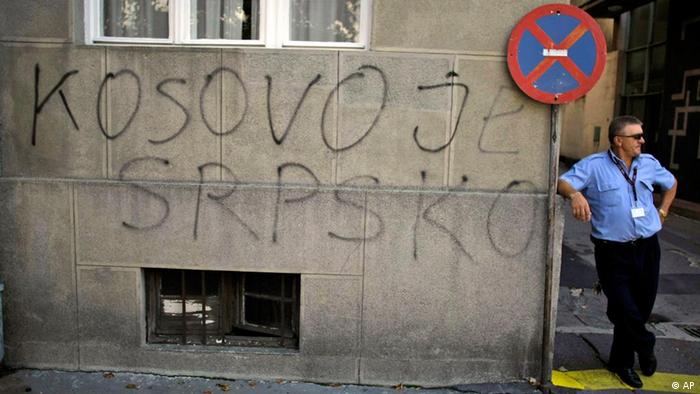 Symbolbild Verhältnis Kosovo Serbien (AP)