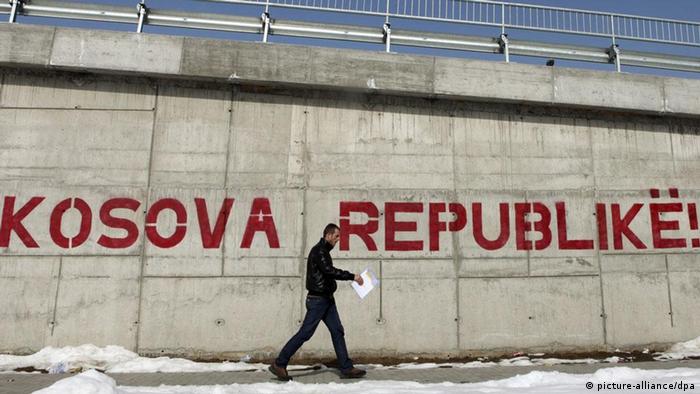 Symbolbild Kosovo Serbien Abkommen Einigung EU Graffiti Pristina (picture-alliance/dpa)