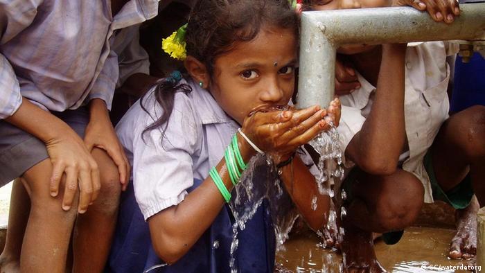 Bildergalerie Das Recht auf sauberes Wasser Mädchen trinkt frisch gepumptes Wasser
