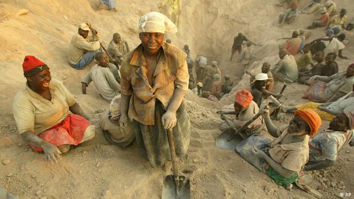 People digging for diamonds in Zimbabwe
