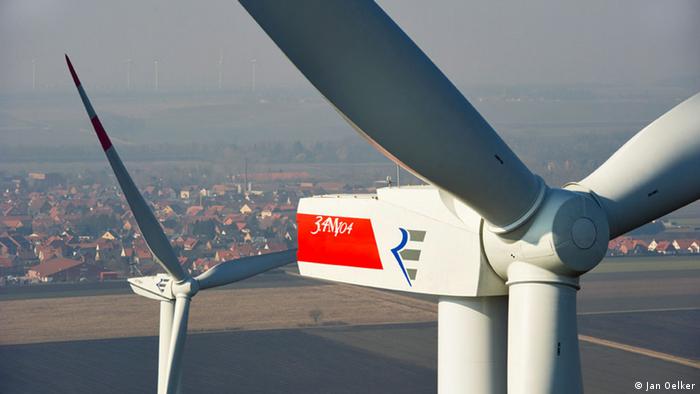 Windanlage in Clauen mit einer Stadt im Hintergrund (Foto: Jan Oelker) http://www.repower.de)