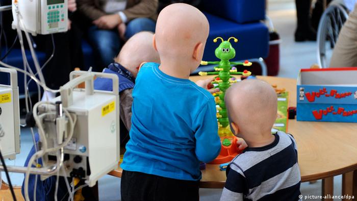 Deutschland Krebskranke Kinder im Krankenhaus (picture-alliance/dpa)