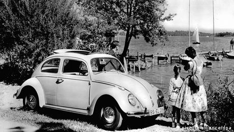 Familie mit einem Volkswagen Käfer am See (Foto: picture-alliance/dpa)