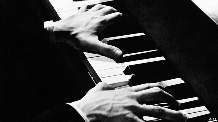 Hände Klavierspielen Horowitz quer (AP)