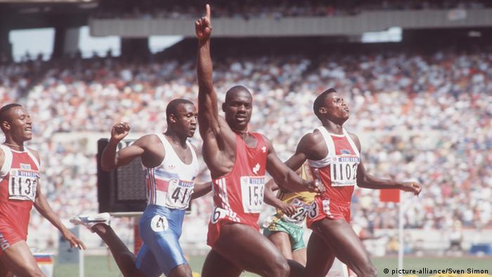 03SN_LewisSP.jpg Olympische Spiele 1988,Leichtathletik,Ben JOHNSON,CAN,(Sieger, Mi.) ,Carl LEWIS ,USA (2.Platz, re.), Linford CHRISTIE (GBR(2.v.li.)Zieleinlauf,100m Finale,QF