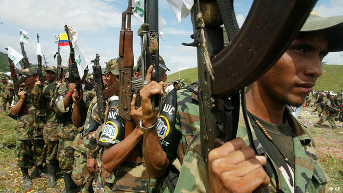 Kolumbien Paramilitärs geben ihre Waffen ab (AP)