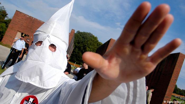 Manifestante traja capuz da Ku Klux Klan: Hitler admirava a política de segregação racial americana