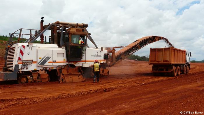 Bauxit-Abbau in der Débélen-Mine in Guinea (DW/Bob Barry)