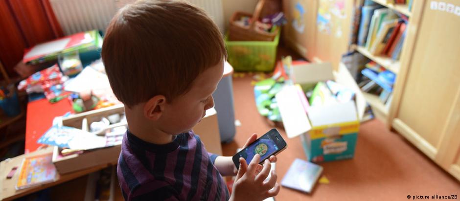 Cerca de 70% das crianças alemãs com menos de 6 anos usam o smartphone de seus pais por mais de meia hora por dia