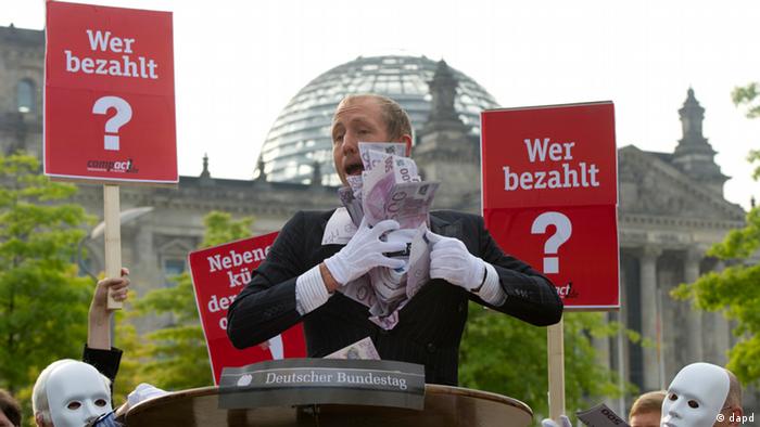 Protesta ante el Bundestag en Berlín contra la corrupción.