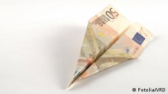Symbolbild Geldverschwendung Papierflieger Geld Finanzkrise (Fotolia/VRD)