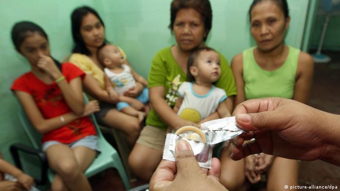 HIV Aids Philippinen Malabon Aufklärung Kondon Katholische Kirche (picture-alliance/dpa)