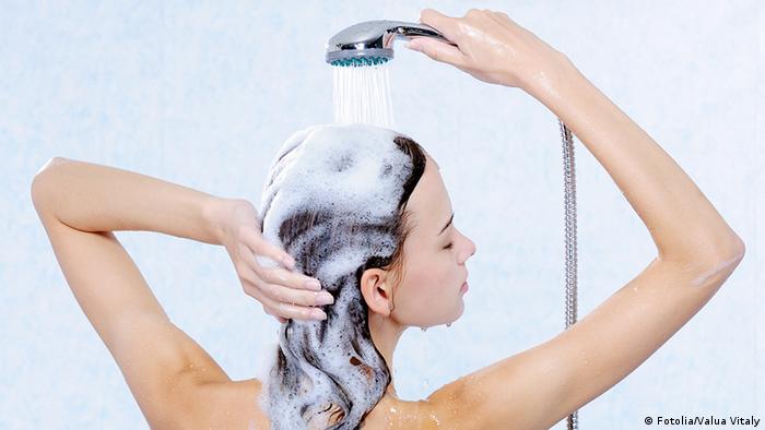 Eine junge Frau wäscht sich unter der Dusche die Haare (Fotolia/Valua Vitaly)