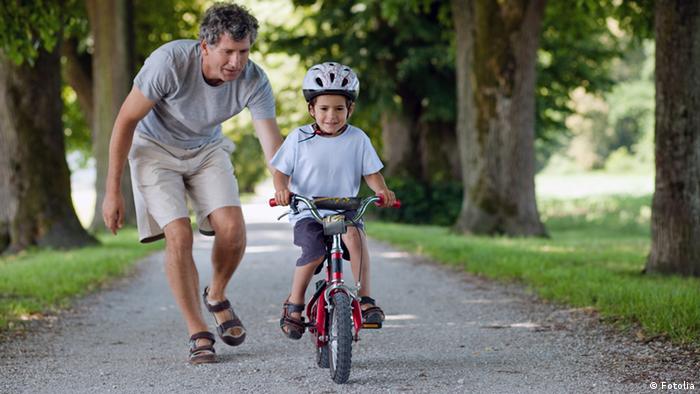 Vater bringt seinem Sohn Fahrradfahren bei