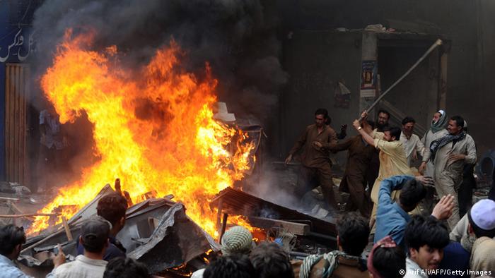 In der Großstadt Lahore im Osten Pakistans hat eine aufgebrachte Menschenmenge dutzende Häuser von Christen in Brand gesetzt (Arif Ali/AFP/Getty Images)
