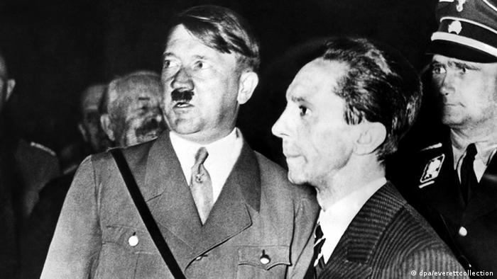 Изборните резултати са фантастични. Разбихме останалите партии. Засега имаме 103 места (в действителност са 107). А това е десетократно увеличение - записка в дневника на Йозеф Гьобелс от 15 септември 1930. На снимката: Хитлер и Гьобелс през 1933 година.