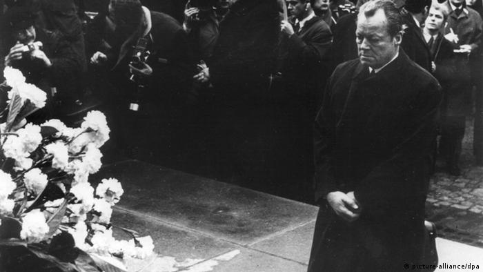 1970 kniet Bundeskanzler Willy Brandt vor dem Ehrenmal in Warschau, das den Helden des Ghetto-Aufstands von 1943 gewidmet ist. (Foto: dpa)