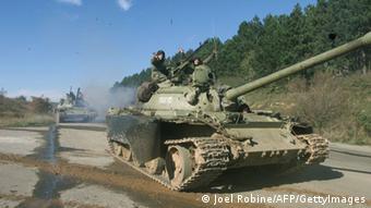 DW 60 Jahre Kosovo Krieg serbische Panzer 29.10.1998 (Joel Robine/AFP/GettyImages)
