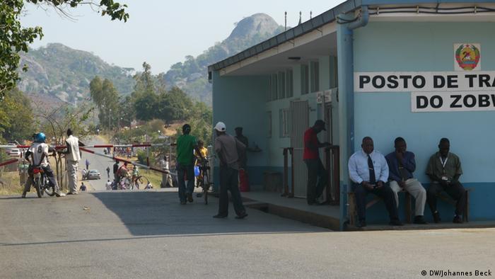 Grenze zwischen Mosambik und Malawi in Zobue (DW/Johannes Beck)